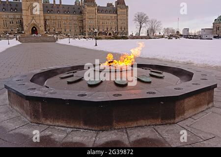 Centennial Flame auf dem parliament Hill, Ottawa, Kanada. Brunnen mit Feuer, zum Gedenken an Kanadas 100. Jahrestag`s Konföderation Stockfoto